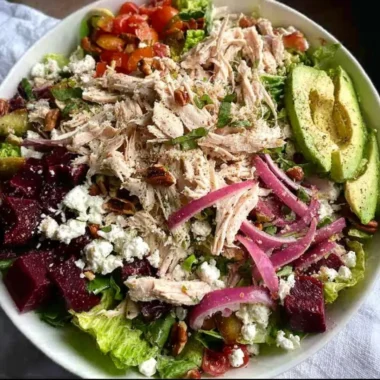 A colorful and fresh keto salad with vegetables and protein, ideal for low-carb diets.