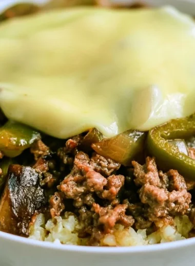 Low-carb Philly cheesesteak bowl with peppers and onions