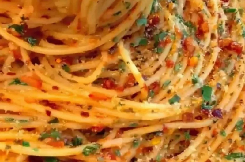 Delicious Spaghetti Cacio e Pepe topped with chili flakes and thyme.